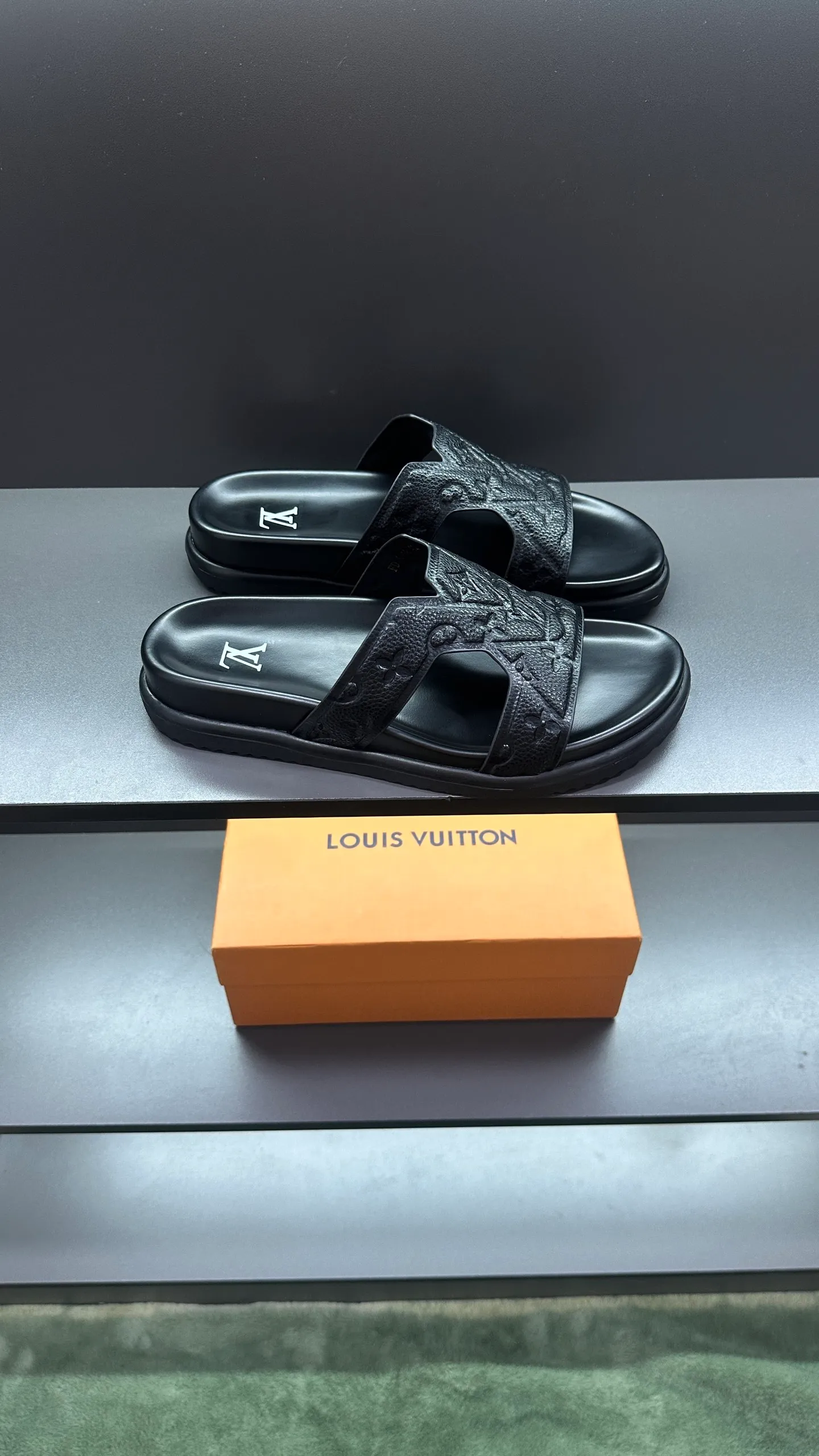 P320 🔍LV Men's Spring and Summer Slippers Counter Synchronization. The uppers are imported cowhide fabric from Italy, with logo graphics and high-quality craftsmanship. The soles are: original soles specially provided by the original factory. The exclusive movable molded soles are super comfortable. The original factory follows the order. 🔍🔍High quality. You can enter and leave the counter at will. Welcome to compare. Code number 38-45 No. 058